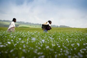 Farmer Besanesch Saboka and her daughter Asnaketsch Mori on their way to the market in Katchisi in the Ginde Beret region; Ethiopia © Rainer Kwiotek / Menschen für Menschen